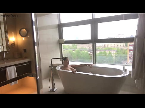 ❤️ ʻO ka pēpē nui e hoʻopaneʻe ana i kāna pussy i loko o ka lumi lua ❤️❌ Porn video ia makou